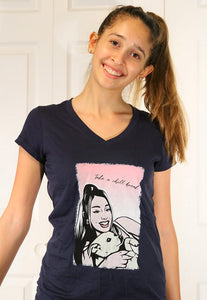 Sra. Ariana & Pup: Camiseta de cuello en V de manga corta "Tome un descanso frío"